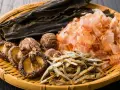 Suszone grzyby shiitake, wodorosty kombu, płatki bonito i suszone sardelki – składniki, które nadają potrawom głęboki, bogaty smak umami.