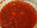 Ostre, czerwone sambal w przezroczystym pojemniku. Idealne do potraw, gdy zastanawiasz się, sambal co to jest i chcesz dodać pikanterii.