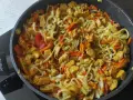 Genialny makaron chiński z kurczakiem przepis w woku: kurczak, makaron, marchewka, papryka i inne warzywa.