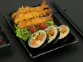 Chrupiące krewetki i rolki sushi z krewetkami, podane z pomidorkami i sałatą. Idealne na przekąskę nigiri krewetka.