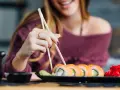 Sushi w ciąży: Bezpieczne wybory i czego unikać?
