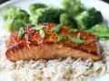 Łosoś w sosie teriyaki na ryżu z brokułami, posypany sezamem i szczypiorkiem. Pyszne danie.