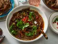 Aromaticzny makaron lau thai z grzybami, chilli i kolendrą. Pyszne danie w głębokim bulionie, idealne na rozgrzewkę.