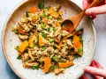 Mielone mięso z dynią i grzybami enoki, posypane szczypiorkiem. Danie wygląda jak składniki do tykwy sushi.