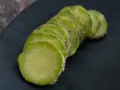 Plasterki zielonego korzenia, być może zastanawiasz się, czy wasabi jest zdrowe. Ten ostry dodatek do sushi ma wiele korzyści.