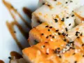 Wyśmienite sashimi maki, polane sosem teriyaki i posypane sezamem.