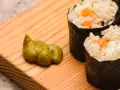 Zielony sos obok sushi, przypominający wasabi, może być zrobiony z chrzanu.