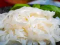 Biały makaron ryżowy, który nie zawiera glutenu, w przeciwieństwie do jęczmienia.