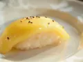Tamago co to? Delikatne sushi z ryżem i żółtym omletem, posypane sezamem.