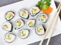 Talerz sushi z awokado, ogórkiem i marchewką. Czy sushi jest kaloryczne? Zależy od składników, ale te warzywne rolki są lekkie!