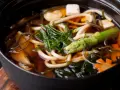Gęsta zupa z grubym makaronem udon, tofu, warzywami i wodorostami w aromatycznym bulionie dashi.