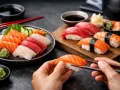 Różnorodne nigiri co to? Pyszne sushi z łososiem, tuńczykiem i krewetkami, podane z wasabi i sosem sojowym.