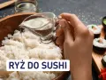 Doprawianie ryżu do sushi: ręka wylewa sos z dzbanka na biały ryż. Obok gotowe rolki sushi.
