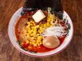 Misowy ramen z masłem, mielonym mięsem, kukurydzą, kiełkami i jajkiem. Idealny przepis na ramen miso.