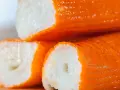 Paluszki surimi, czyli przetworzona ryba, to popularny składnik sałatek. Co to jest surimi? To właśnie te pomarańczowo-białe, delikatne kawałki.