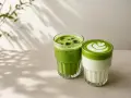 Dwa orzeźwiające napoje: zielone matcha latte z pianką i lodowe matcha. Idealne na upalne dni.
