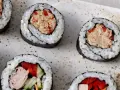 Roladki sushi z ryżem, nori i pyszną pastą z tuńczyka z dodatkiem czerwonej papryki. Idealne na szybką przekąskę.