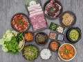 Pyszne dania kuchni koreańskiej: marynowane mięso, kimchi, zupy i sałatki. Idealne przepisy na koreański obiad.