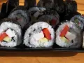 Roladki sushi z surimi, ogórkiem i papryką. Proste przepisy na domowe sushi.