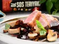 Soczysta kaczka w 5 smakach, polana gęstym sosem teriyaki, podana z warzywami i grzybami.