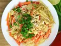 Talerz pysznego pad thai z tofu, marchewką i orzeszkami ziemnymi. Idealny posiłek, gdy zastanawiasz się nad pad thai kcal.