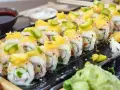 Pyszne rolki sushi z mango i awokado, przypominające smakiem kanpyo maki. Podane z sosem sojowym i wasabi.