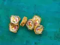 Chrupiące sushi w panierce z łososiem, awokado i ogórkiem na turkusowym tle.