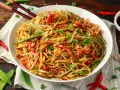 Miseczka makaronu chow mein z warzywami i pałeczkami.