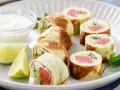 Sushi w naleśniku: rolki z łososiem, ogórkiem i serkiem, podane z dipem i limonką.
