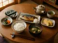Tradycyjne japońskie jedzenie: ryż, grillowana makrela, zupa miso, tamagoyaki, nori i marynowane warzywa.