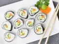 Roladki sushi z awokado, ogórkiem i marchewką. Idealne, gdy zastanawiasz się, jak zrobić zaprawę do sushi.