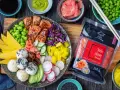 Kolorowy poke bowl z łososiem, mango, awokado, edamame i ryżem. Idealny przepis na poke bowl, który zachwyci smakiem.