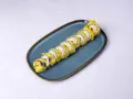 Gotowa tempura jak zrobić? Zobacz, jak pysznie wyglądają rolki sushi w chrupiącej panierce tempura, idealne do domowego przygotowania.