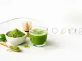 Zielone matcha w proszku i napój w szklance, bambusowa miotełka. Ile razy dziennie pić matcha dla zdrowia?