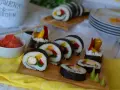 Pyszne sushi z kurczakiem, papryką i mango. Idealne na lekki posiłek.