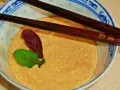 Kremowy majonez japoński w miseczce z pałeczkami i listkami sałaty. Idealny do sushi!