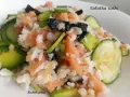 Kolorowa sałatka do sushi z łososiem, awokado, ogórkiem i nori. Pyszne danie na lekki posiłek.