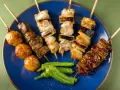 Pyszne yakitori na patyczkach: kurczak, wątróbka, kulki mięsne i papryczki. Idealny przepis na grillowanie!