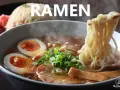 Parujący ramen z jajkiem, mięsem i szczypiorkiem. Czy ramen to zupa? Tak, to pyszna, sycąca zupa!