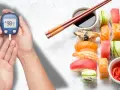 Ręka z glukometrem obok talerza sushi. Zastanawiasz się nad sushi indeks glikemiczny?