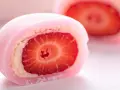 Różowe mochi z truskawką w środku. Idealne, by dowiedzieć się, jak zrobić mochi.