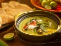 Zielone curry z bakłażanem i papryką, podane z chlebkiem naan i limonką. Jedne z wielu pysznych rodzajów curry.