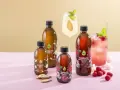 Butelki kombuchy, napoje i maliny. Pamiętaj o kombucha przeciwwskazania, szczególnie przy problemach z żołądkiem.