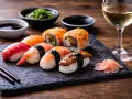 Wyśmienite japońskie piwo i sushi na kamiennej desce. Idealne połączenie smaków.