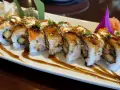 Pyszne sushi z awokado i sosem teriyaki. Zastanawiasz się, ile sushi może stac w lodowce? Najlepiej zjeść je od razu!