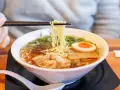 Jak zrobić ramen z zupki chińskiej? Proste triki na bogaty smak