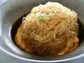 Pyszny makaron chiński w sosie, z krewetkami. Niska zawartość kcal, idealny na lekki posiłek.