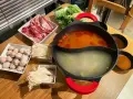 Pyszny **lau thai** z cienko pokrojonym mięsem, kluskami, grzybkami enoki, kulkami rybnymi i warzywami.