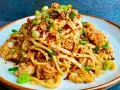 Pyszne danie z makaronem noodle, kurczakiem i szczypiorkiem. Idealne do domowych przepisów na szybki obiad.