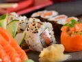 Pyszne sushi z łososiem, ogórkiem i sezamem. Choć ryby morskie zawierają zdrowe tłuszcze, warto pamiętać o umiarkowanym spożyciu, zwłaszcza jeśli dbamy o poziom cholesterolu.